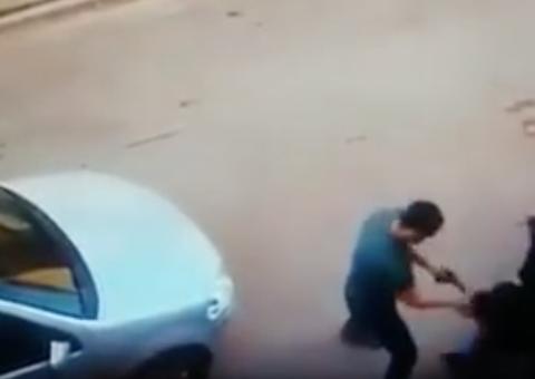 Vídeo mostra homem baleado ao tentar pegar arma de policial durante abordagem