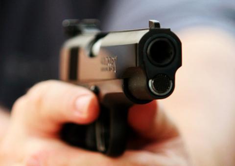 Após ser rejeitado, PM mata ex e filho a tiros durante churrasco da família