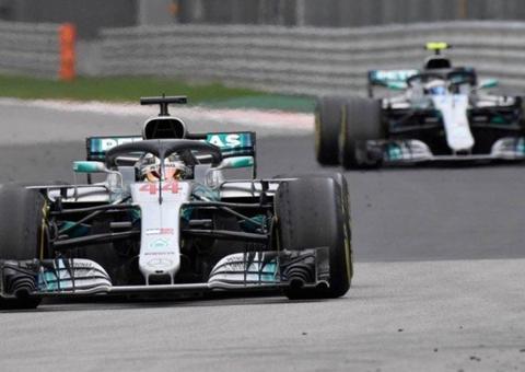 Hamilton vence na Rússia com ajuda de Bottas, que cedeu liderança ao inglês