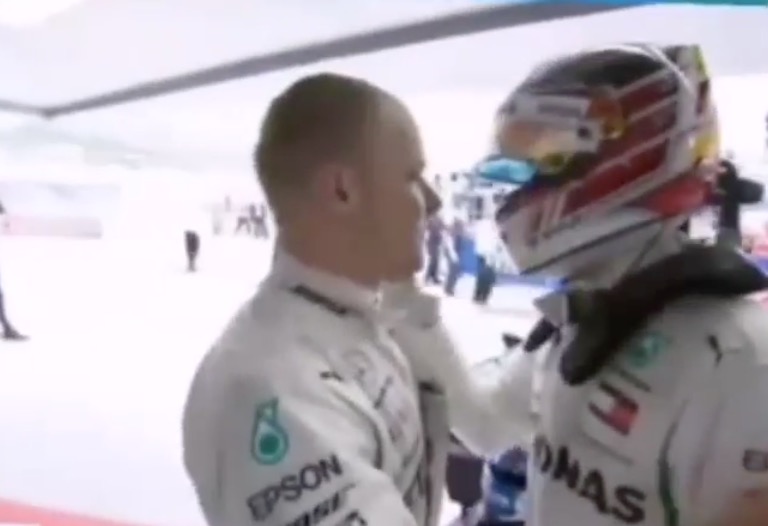 Hamilton vence na Rússia com ajuda de Bottas, que cedeu liderança ao inglês