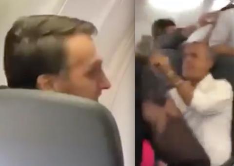 Veja o momento da confusão e gritaria em avião durante voo com Bolsonaro