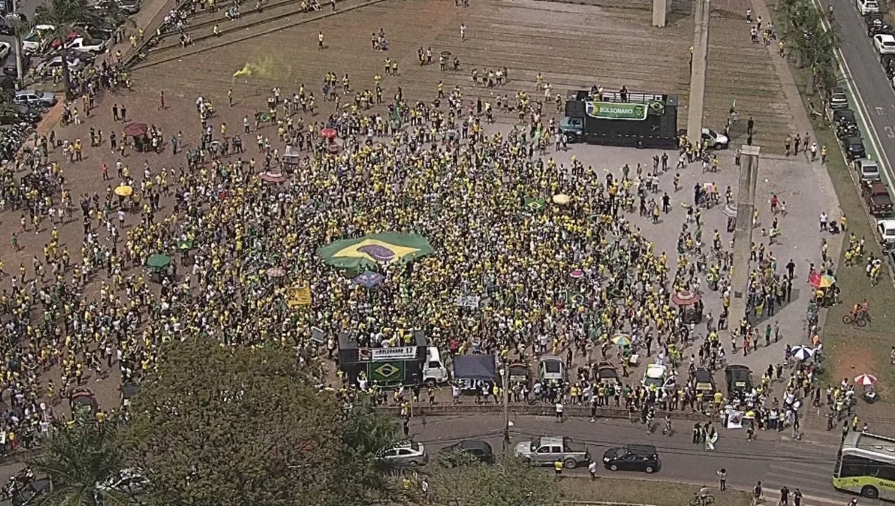 Manifestantes realizam atos a favor de Bolsonaro em cidades brasileiras 