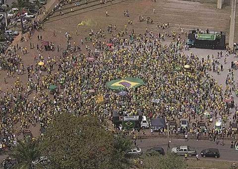 Manifestantes realizam atos a favor de Bolsonaro em cidades brasileiras 