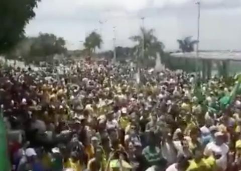 Manifestação e carreata a favor de Bolsonaro reúne multidão em Manaus
