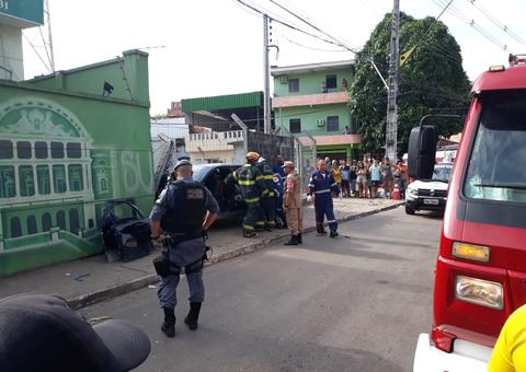 Mulher fica presa às ferragens após colidir carro com muro em Manaus