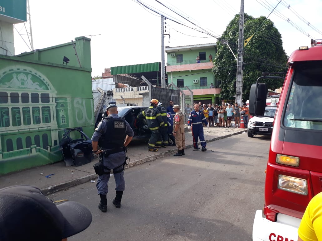 Mulher fica presa às ferragens após colidir carro com muro em Manaus