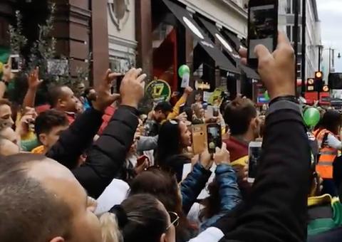  Em Londres, brasileiros fazem 'sambaço' e 'estouro de carro' a favor de Bolsonaro e atraem curiosos