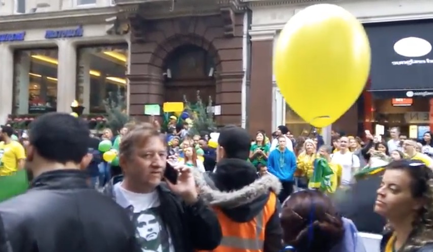  Em Londres, brasileiros fazem 'sambaço' e 'estouro de carro' a favor de Bolsonaro e atraem curiosos