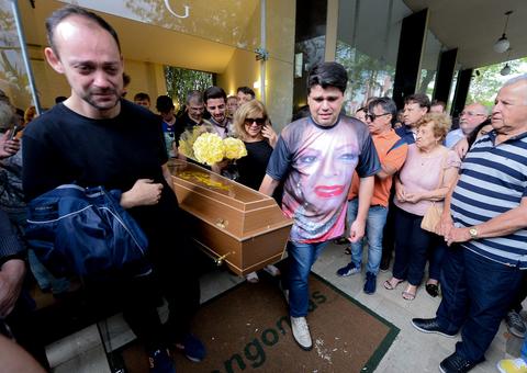 Emoção e homenagens marcam o adeus a Angela Maria em São Paulo