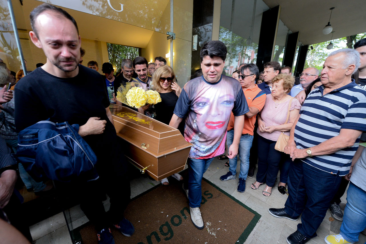 Emoção e homenagens marcam o adeus a Angela Maria em São Paulo