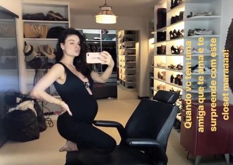 Isis Valverde mostra closet luxuoso e barrigão de gravidez