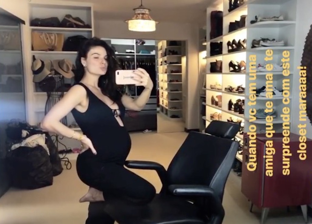 Isis Valverde mostra closet luxuoso e barrigão de gravidez