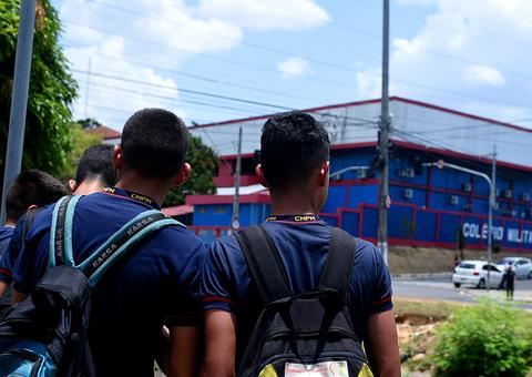 Justiça determina que escolas públicas administradas pela PM não cobrem taxas