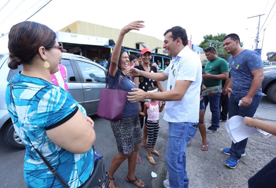 Wilson Lima realiza caminhada no bairro Armando Mendes 