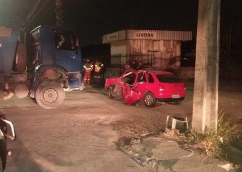 Em Manaus, PM e bebê de 3 meses ficam feridos em acidente grave entre carro e caçamba