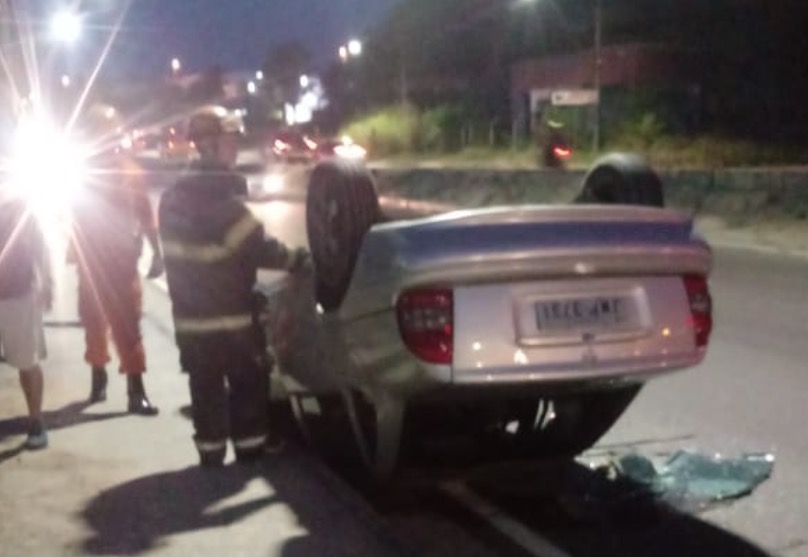 Motorista fica ferido ao capotar com carro em avenida de Manaus