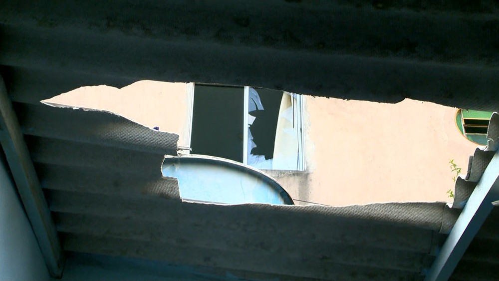 Bebê é jogado pela janela e pai se fere ao tentar resgatá-lo