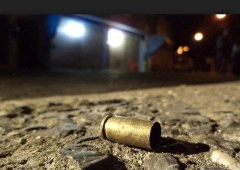 Homem morre e outro fica ferido após serem baleados dentro de carro em Manaus 