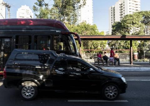 Enfurecida, travesti esfaqueia motorista de ônibus e atropela mulher 