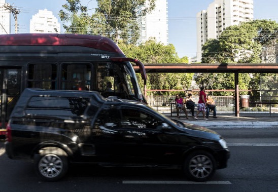 Enfurecida, travesti esfaqueia motorista de ônibus e atropela mulher 