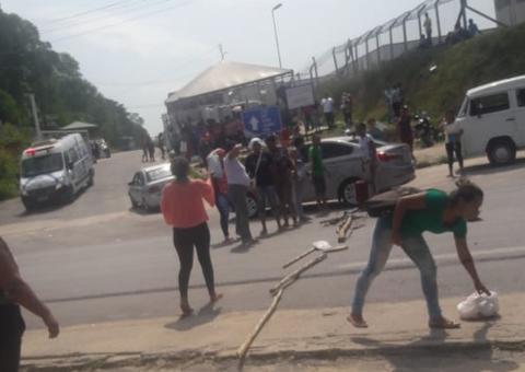 Grupo bloqueia estrada e causa tumulto na entrada de presídio em Manaus 
