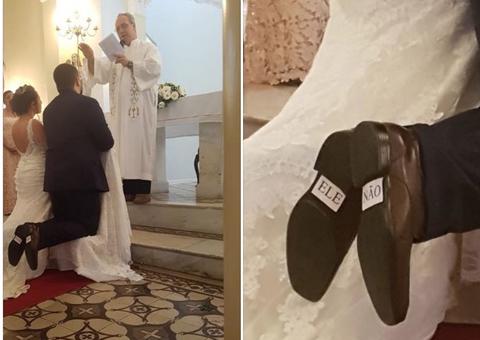 Imagem de noivo com #EleNão na sola do sapato viraliza na web 