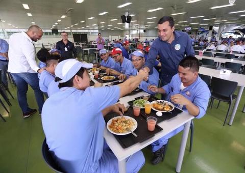 Wilson Lima visita fábrica no distrito e explica política de geração de empregos