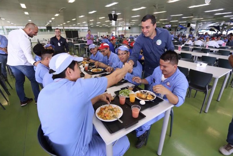 Wilson Lima visita fábrica no distrito e explica política de geração de empregos