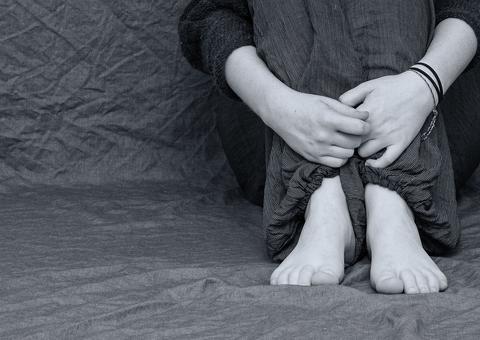 Homem tenta beijar adolescente após tocar no seios dela e se dá mal