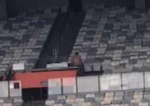 Casal é flagrado em cena de sexo explícito na arquibancada do Mineirão