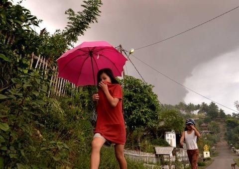 Vulcão entra em erupção na Indonésia após terremoto e tsunami