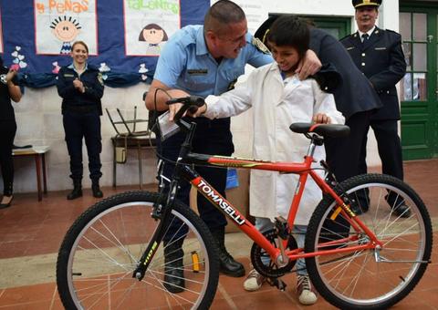  Menino devolve carteira com 25 mil pesos e é homenageado na Argentina