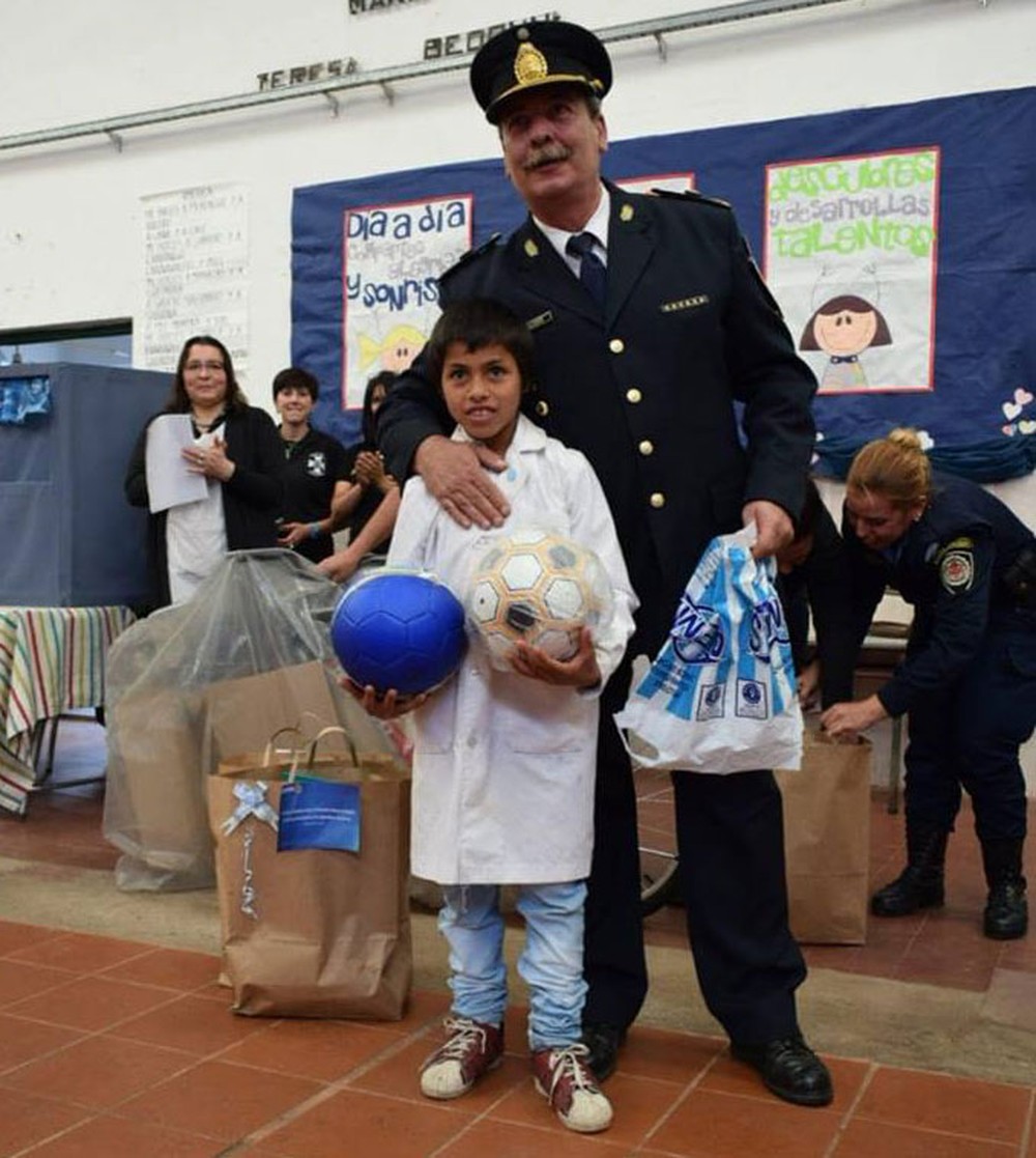  Menino devolve carteira com 25 mil pesos e é homenageado na Argentina