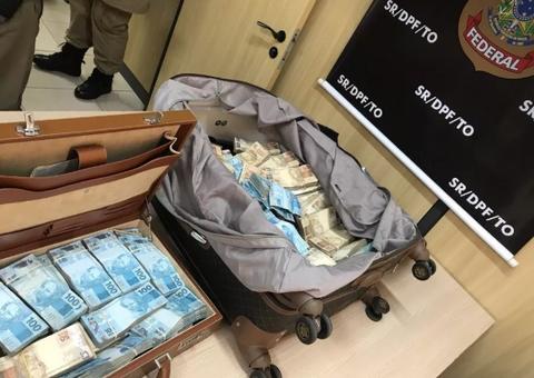 PF prende dupla com mais de R$ 1 milhão escondidos em malas dentro de táxi