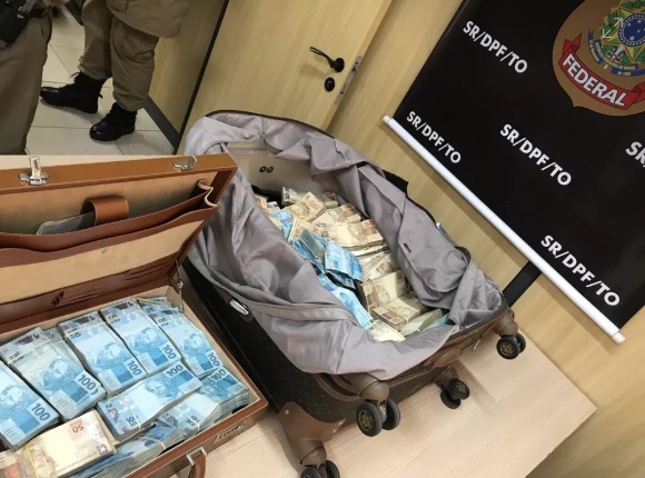 PF prende dupla com mais de R$ 1 milhão escondidos em malas dentro de táxi