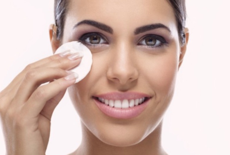 8 erros de maquiagem que envelhecem a pele