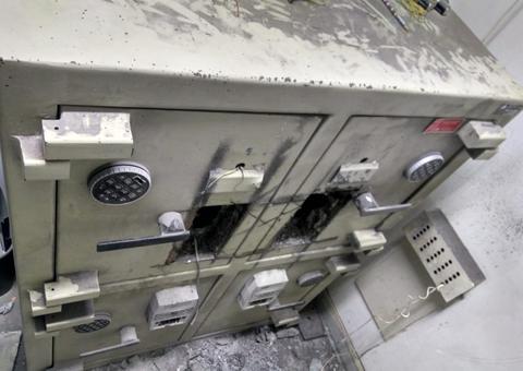 Bando quebra parede, arromba cofres e furta R$ 285 mil de banco