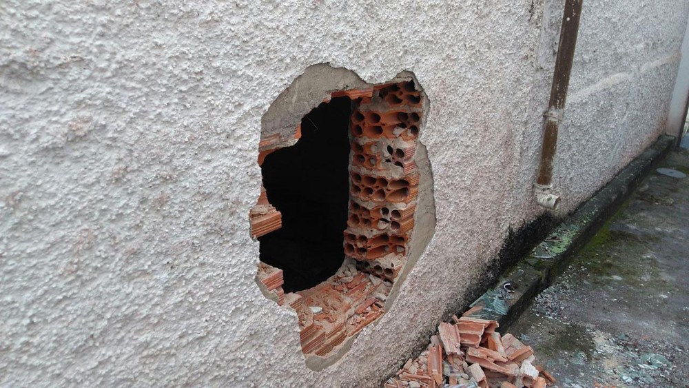 Bando quebra parede, arromba cofres e furta R$ 285 mil de banco