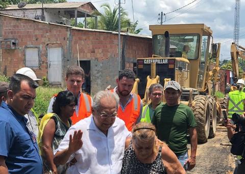 Amazonino vistoria obras em três bairros de Manaus 