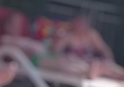 Em plena luz do dia, mulher masturba marido em piscina de hotel