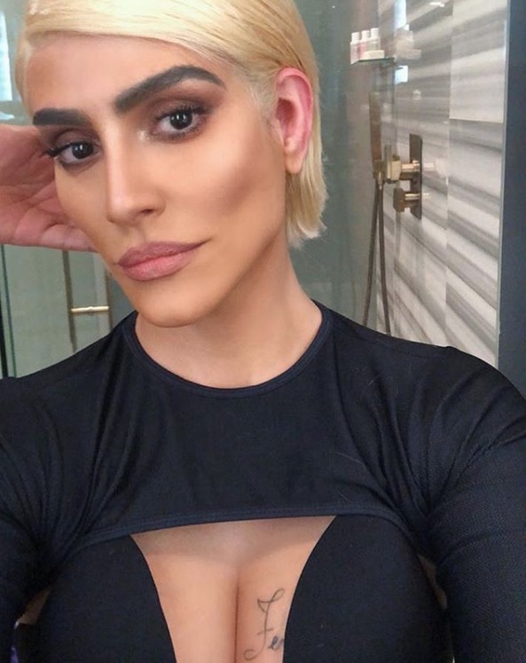    Cleo Pires radicaliza no visual e rebola em festa de 36 anos