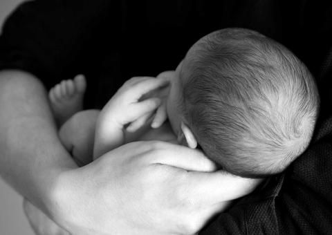 Advogado é preso após agredir esposa e jogar filho de 10 meses no chão