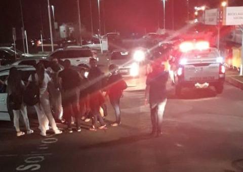 Trio invade estacionamento de faculdade e assalta estudantes em Manaus