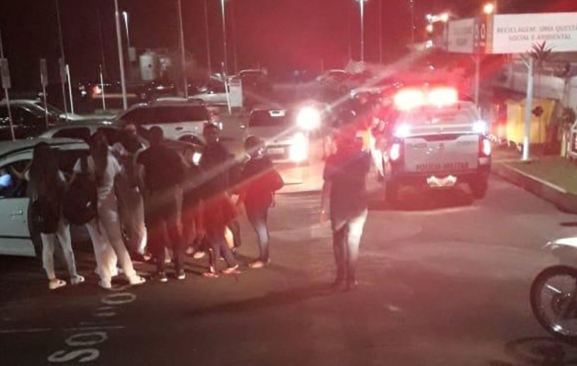 Trio invade estacionamento de faculdade e assalta estudantes em Manaus