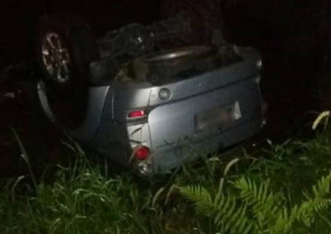 Carro de candidato ao governo cai em córrego após ser baleado em estrada