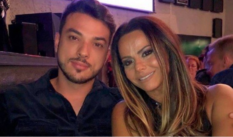 Viviane Araújo reata namoro com engenheiro, mas evita declarações na web