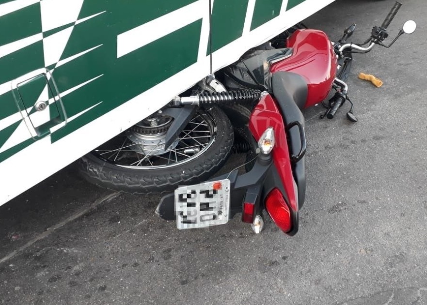 Homem fica ferido e motocicleta vai parar debaixo de ônibus em Manaus