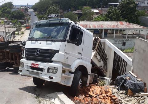 Carreta com areia tomba ao subir ladeira e quase invade casa em Manaus