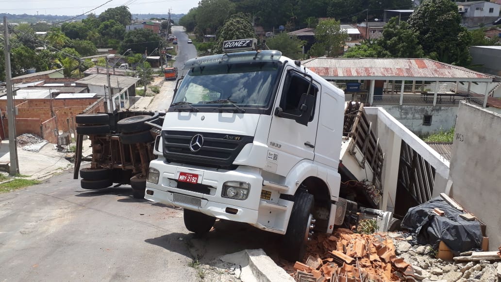 Carreta com areia tomba ao subir ladeira e quase invade casa em Manaus