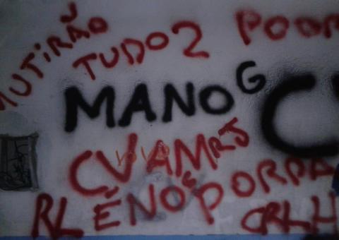 Mensagem de Comando Vermelho é encontrada em muro durante operação em Manaus